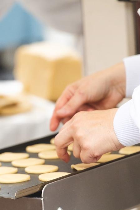 une personne confectionnant des biscuits