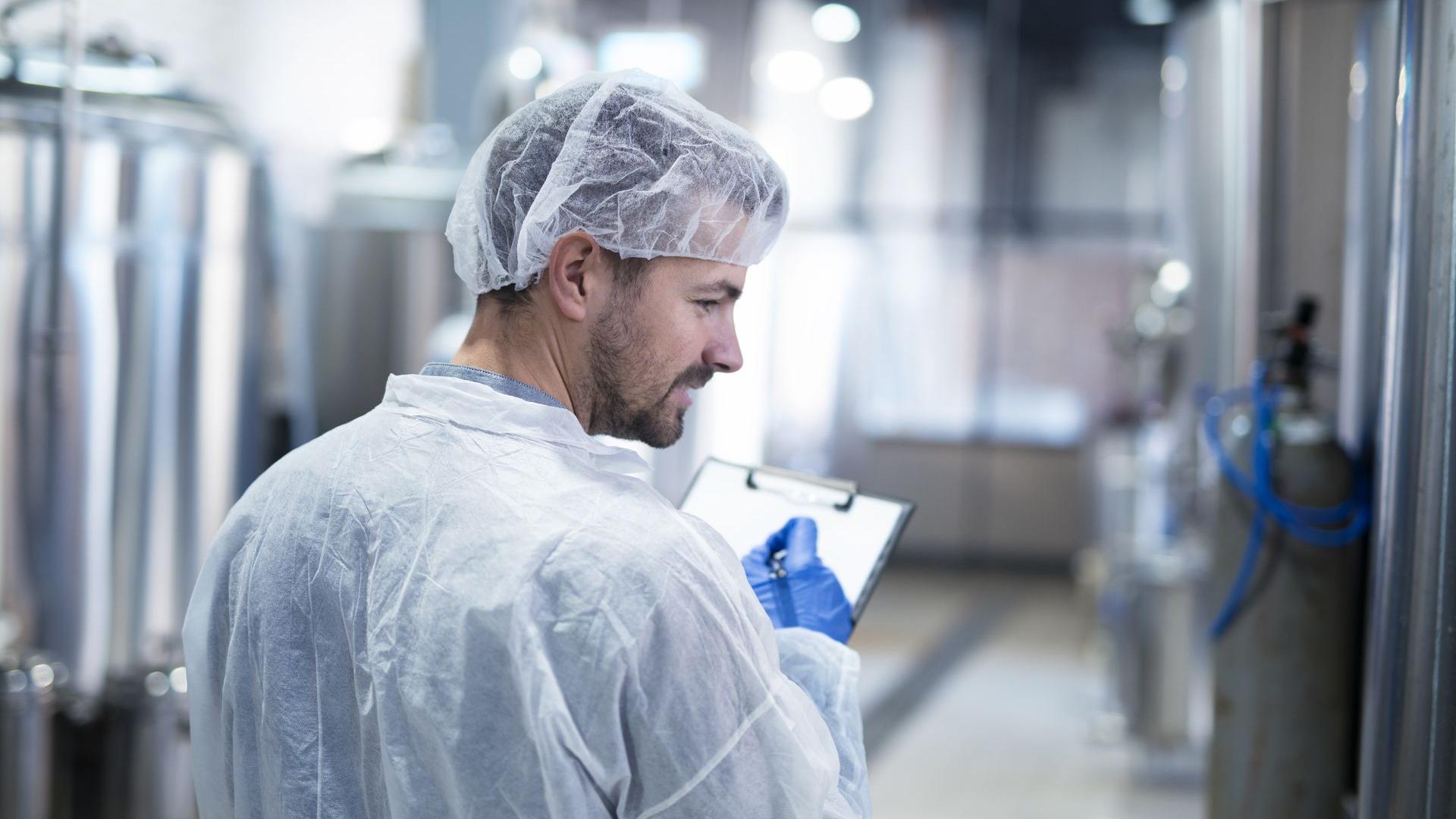 homme en entreprise agroalimentaire