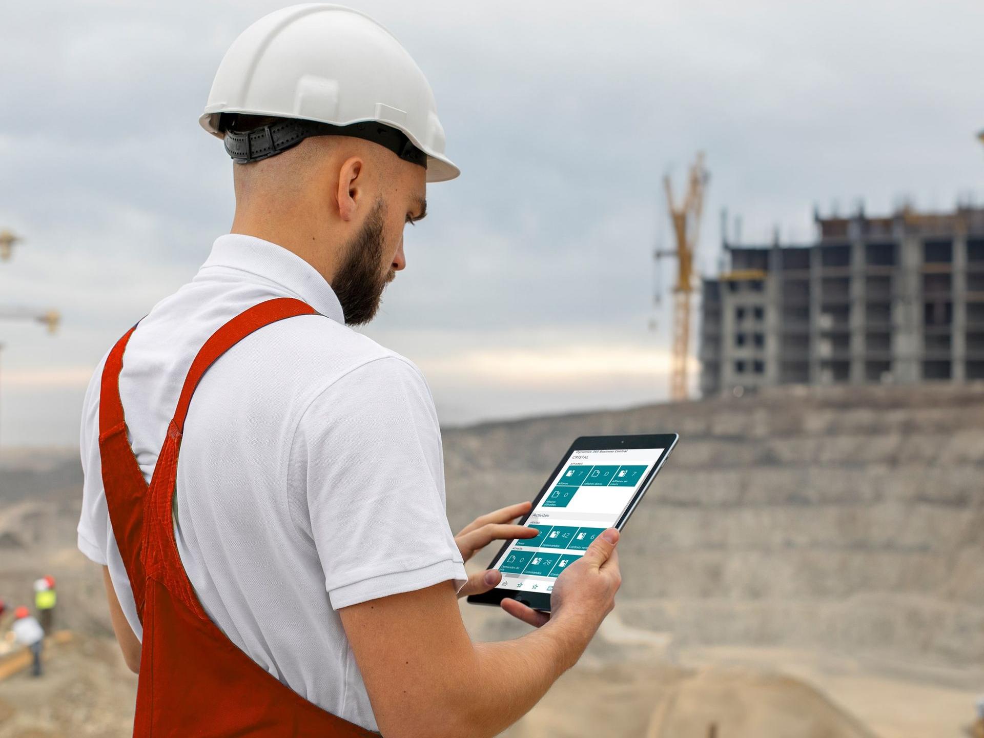 Homme de chantier utilise ERP BTP Naviwest